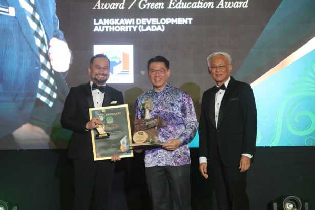 Dr Azmil Munif Mohd Bukhari, Tourism and Geopark Manager for LADA, received the Outstanding Geopark Management Award from YB Nga Kor Ming, Minister of Housing and Local Government and KY Pung, GAGA convenor.