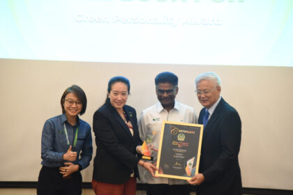 The inaugural Green and Geopark Excellence Awards (GAGA) bestowed the Green Personality Award on Datuk Seri Phee Boon Poh, which was received on his behalf by his daughter, YB Phee Syn Tze.