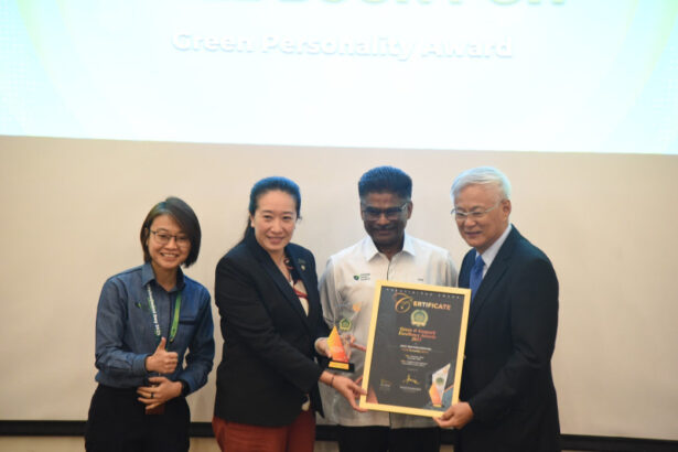 The inaugural Green and Geopark Excellence Awards (GAGA) bestowed the Green Personality Award on Datuk Seri Phee Boon Poh, which was received on his behalf by his daughter, YB Phee Syn Tze.